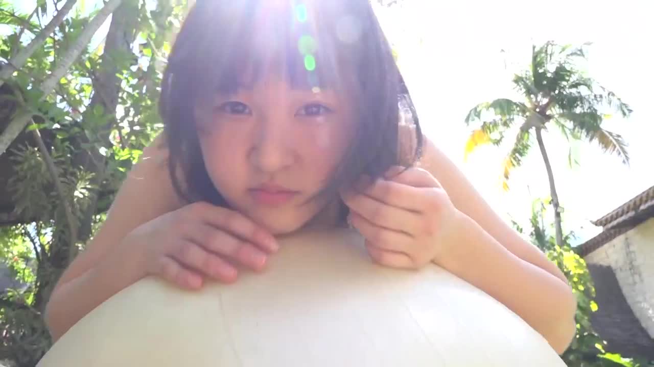 じっと見つめるみずのそら