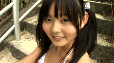 香坂まや 制服と沖縄の海で・・